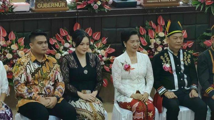 KEPALA DAERAH TERPILIH: Caroll Senduk dan Sendy Rumajar bersama istri dan suami dalam perayaan HUT ke-22 Kota Tomohon, 20 Januari 2025.Caroll - Sendy segera ditetapkan paslon Wali Kota Wawali Tomohon terpilih