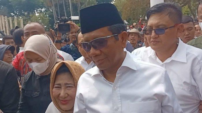 Cawapres Mahfud MD ungkap tekad ke pendukungnya apabila menjadi Wakil Presiden terpilih di Pilpres 2024. Misi Merdekakan NKRI. Potret Mahfud MD istri tiba di Tugu Proklamasi, Kecamatan Menteng, Jakarta, Kamis (19/10/2023) sekira pukul 09.45 WIB.