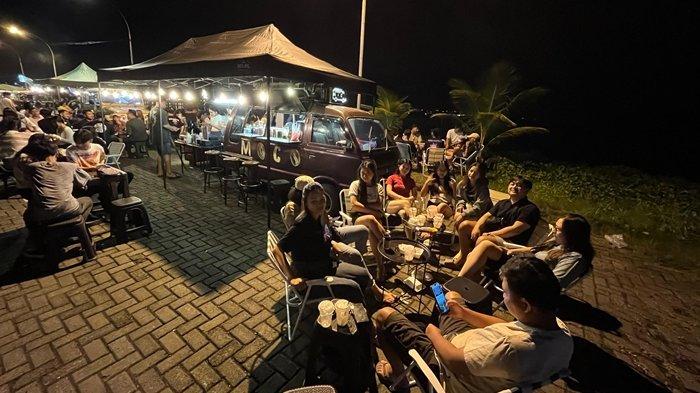 UMKM - Suasana gerai Coffe Truck Moco Coffe and Choco yang berada di Sun Bay, Kawasan Megamas, Kota Manado, Sulawesi Utara (Sulut), Selasa (8/4/2025) malam. (Moco Coffe and Choco, Tempat Nongki Keren di Sun Bay Kawasan Megamas Manado, UMKM Milenial dan Gen-Z)