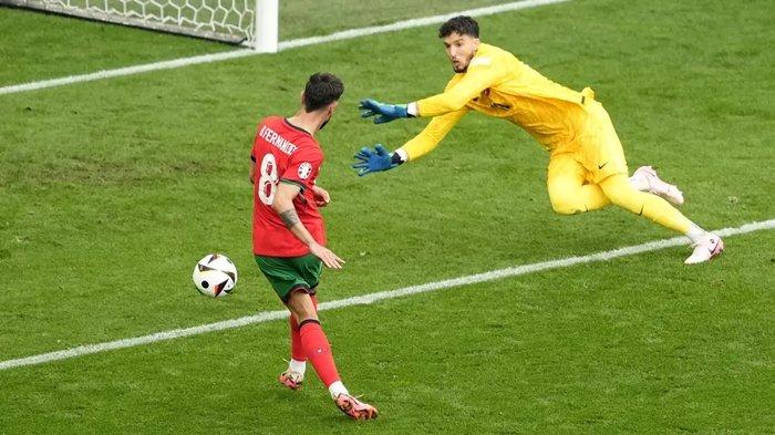 Cristiano Ronaldo memberikan assist ke Bruno Fernandes dan mencetak gol ke gawang Turki