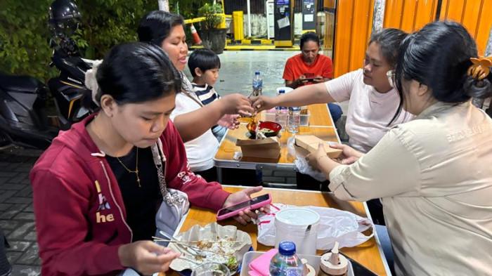 DAGING BABI - Warga yang sementara menikmati makanan di Boke' Nagih by Mami Jess, Kompleks Pasar Segar Paal Dua Manado. Menawarkan berbagai menu khas berbahan dasar daging babi.