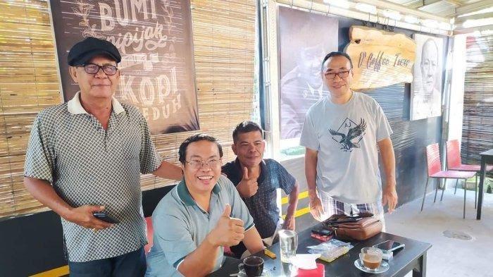 D'Coffee Tower di Kelurahan Tuminting Lingkungan 1, Kecamatan Tuminting, Kota Manado, Sulawesi Utara.