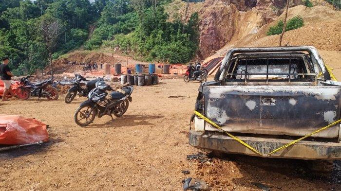 DIBAKAR - Mobil di lokasi tambang emas ilegal di Kecamatan Ratatotok, Kabupaten Minahasa Tenggara (Mitra), Sulawesi Utara yang dibakar oleh sejumlah warga yang marah pasca terjadinya penembakan, Senin (10/3/2025). Rabu (12/3/2025) ini pihak Polda Sulawesi Utara masih melakukan penjagaan di area pertambangan.