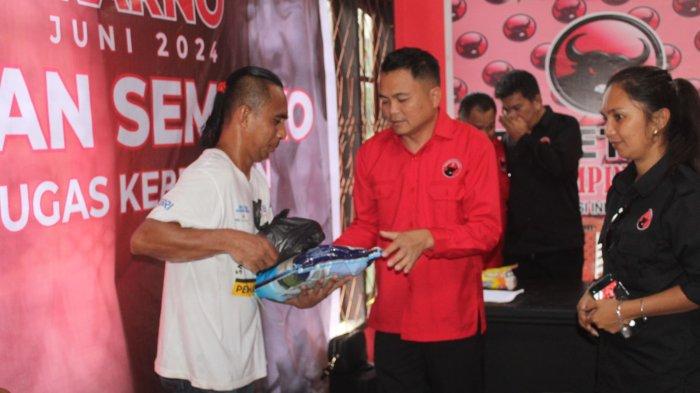 DPC PDIP Kabupaten Mitra saat membagikan bantuan dalam rangka merayakan Bulan Bung Karno tahun 2024.