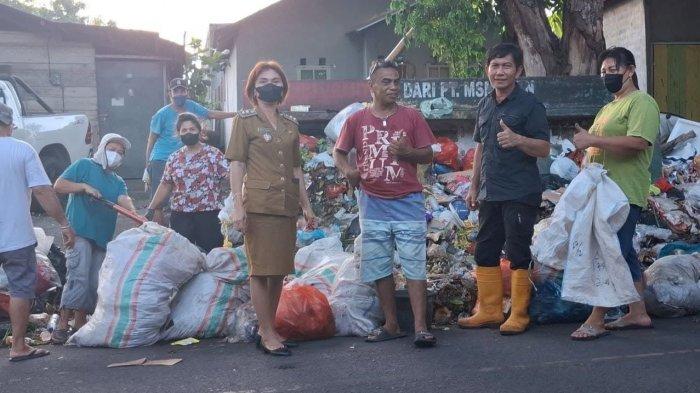 Anggota DPRD Bitung nampak hadir di tengah masyarakat untuk bantu angkat sampah yang menumpuk.