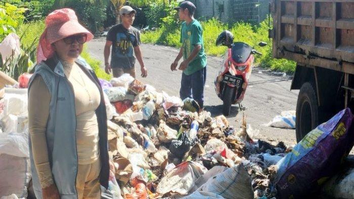 Anggota DPRD Bitung nampak hadir di tengah masyarakat untuk bantu angkat sampah yang menumpuk.