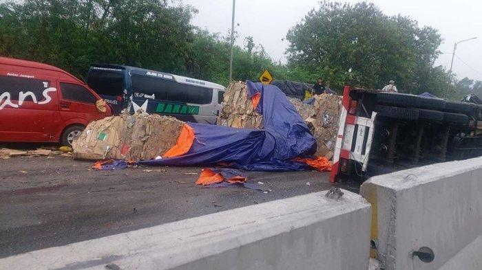 kecelakaan Beruntun 21 Kendaraan di Tol Cipularang, Senin (11/11/2024).