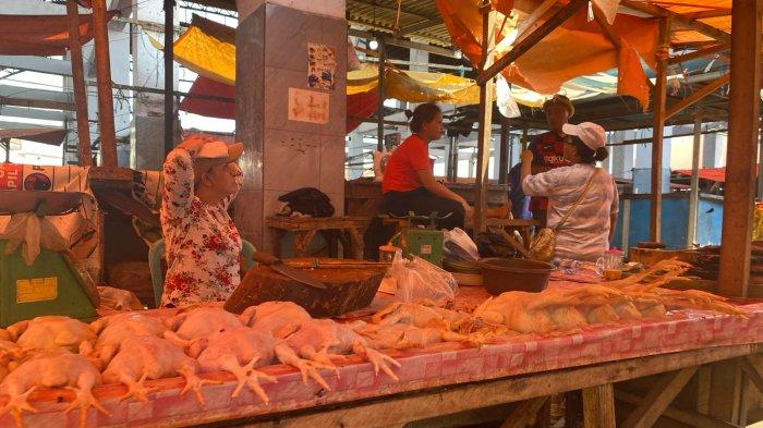Penjual Daging Ayam di Pasar Pinasungkulan Karombasan Manado Sulawesi Utara