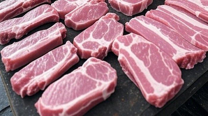 DAGING BABI: Daging babi yang dijual di pasar tradisional.