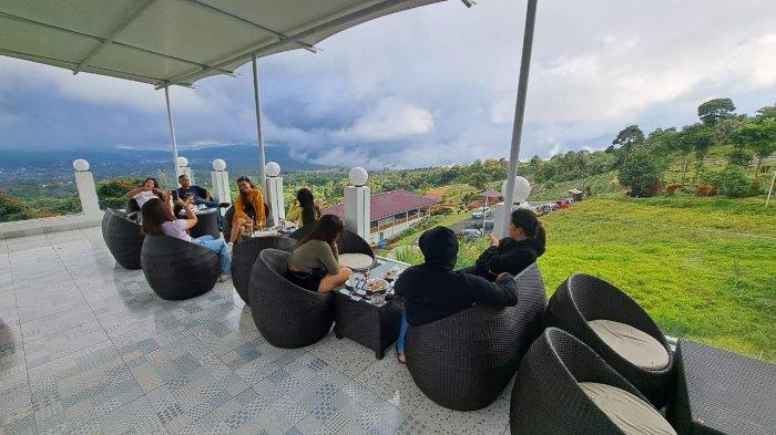 De Lokon Cafe and Restaurant di Kaki Gunung Lokon, Tomohon, Sulawesi Utara.
