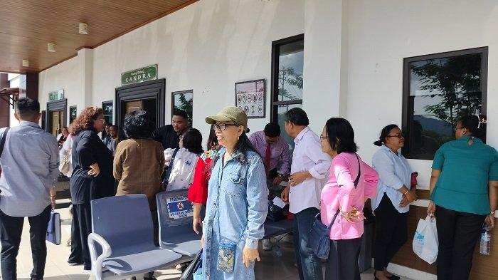 Delapan lansia saat ikut sidang di PN Manado