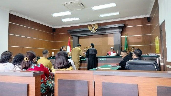 Delapan lansia saat ikut sidang di PN Manado