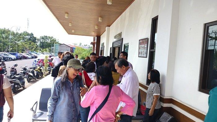 Delapan lansia saat ikut sidang di PN Manado