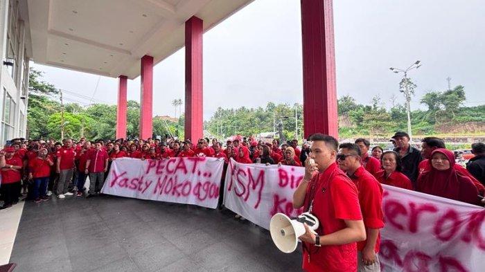 Demo kader PDIP Bolmong di kantor DPD PDIP Sulawesi Utara, Sabtu (7/12/2024).