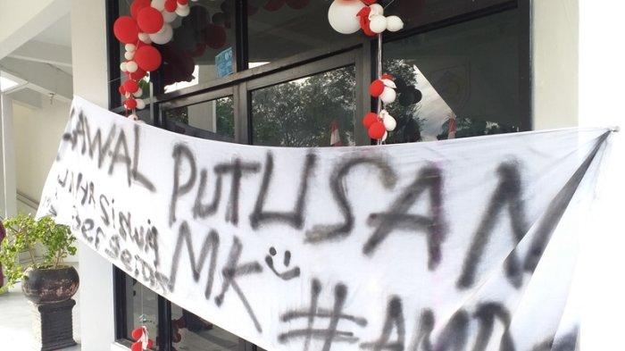 Demo para mahasiswa di Gedung DPRD Kotamobagu, Sulawesi Utara, Jumat (23/8/2024).