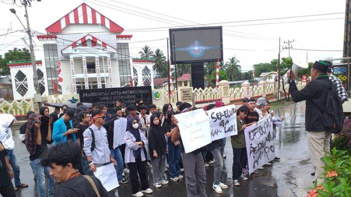 Demo para mahasiswa di Gedung DPRD Kotamobagu, Sulawesi Utara, Jumat (23/8/2024).