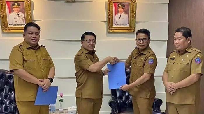 PELAKSANA - Gubernur Sulawesi Utara (Sulut) Yulius Selvanus Komaling (YSK) menunjuk Denny Mangala sebagai Pelaksana Harian (Plh) Kepala Dinas Komunikasi dan Informatika (Kominfo) Pemprov Sulut. Sekprov Sulut Tahlis Gallang menyerahkan SK. (Dok: Kominfo Sulut)