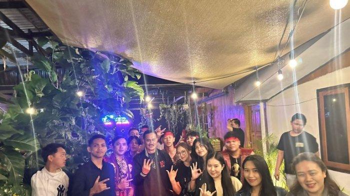 Denny Tuejeh bersama ratusan relawan Kawan Muda dalam kegiatan Ba Bincang Santai Deng Jenderal (Ba Binsa) bertema Melangkah dengan milenial untuk Sulawesi Utara di Exceed Cafe Tondano, pada Selasa (1/10/2024).