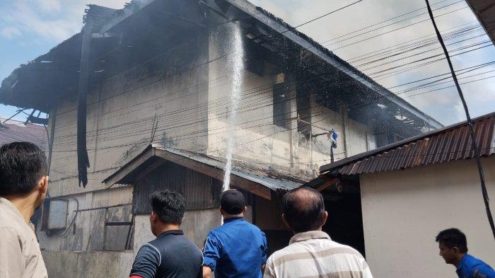 Dinas Pemadam Kebakaran Manado saat memadamkan api di Asrama Polisi Sario
