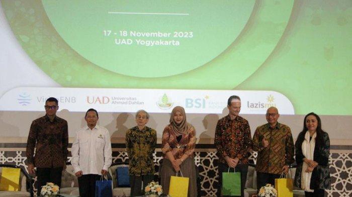 Kiri ke kanan: Direktur Utama PLN, Darmawan Prasodjo, Kepala Kelompok Kerja Edukasi dan Sosialisasi Badan Restorasi Gambut dan Mangrove, Suwignya Utama, JICA Expert & Environment Policy Adviser, Koji Arizon, Head of Environment Unit UNDP Resident Representative in Indonesia, Aretha Aprilia, British Ambasador to Indonesia, H.E. Dominic Jermey, Moderator, Agus Sulaiman Djamil dan Executive Director of Viriya ENB, Suzanty Sitorus.