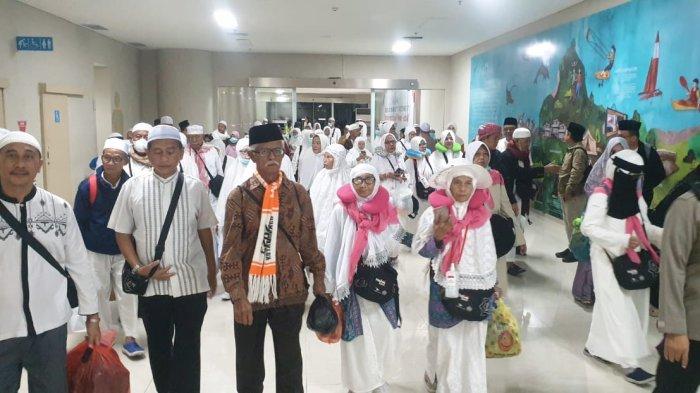 Jemaah haji asal Sulawesi Utara tiba di Bandara Internasional Sam Ratulangi Manado, Senin (31/07/2023).
