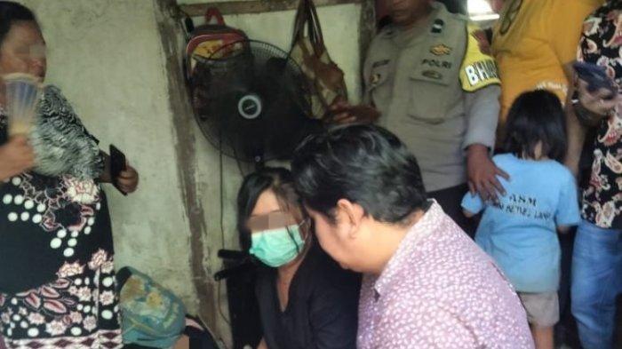 PEMUDA MENINGGAL - Polisi dan keluarga berkumpul di kamar lelaki berinisial RS (28) di Kecamatan Wori, Kabupaten Minut, Sulawesi Utara, Minggu (1/6/2025). Ia diduga tewas karena masalah asmara.