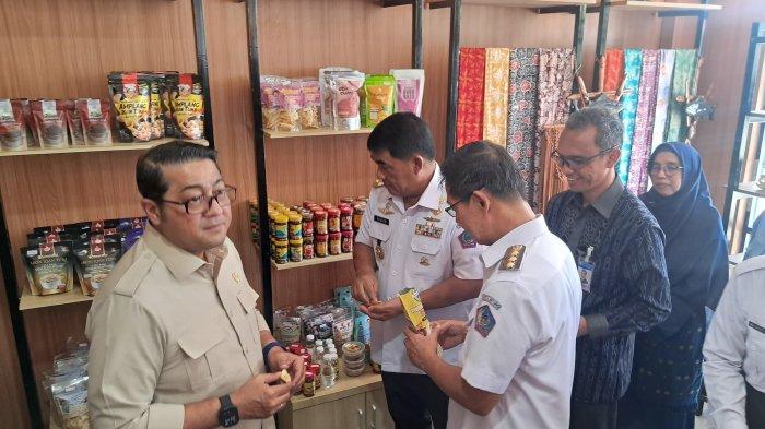KUNJUNGAN - Gubernur Sulawesi Utara (Sulut) Yulius Selvanus Komaling (YSK) bersama Ketua Dekranasda Ibu Anik Yulius Selvanus mendampingi Menteri Ekonomi Kreatif (Ekraf) Teuku Riefky Harsya melihat hasil kerajinan tangan dan makanan olahan khas Sulut di Galeri Bitung Sepakat, Kota Bitung, (Rabu 25/6/2025).
