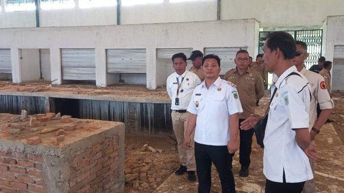 PASAR IMANDI: Wakil Bupati Kabupaten Bolaang Mongondow (Bolmong),Sulawesi Utara (Sulut) Dony Lumenta meninjau kondisi pasar KDP yang ada di Kelurahan Imandi, Kecamatan Dumoga Timur, Rabu (28/05/2025).