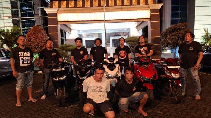 KASUS PENCURIAN - Dua Tersangka saat ditangkap anggota Polresta Manado. Tersangka pencurian 5 motor warga yang terparkir di kost jalan Sam Ratulangi, Kecamatan Wenang.