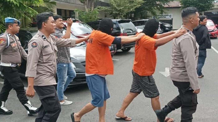Dua oknum pegawai di Kantor Syahbandar Pelabuhan Perikanan Samudera (PPS) Bitung, Sulawesi Utara, ditetapkan sebagai tersangka kasus gratifikasi.