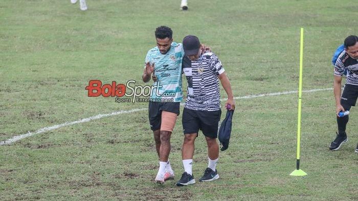 Dua pemain timnas Indonesia, Yance Sayuri dan Nathan Tjoe-A-On cedera gara-gara lapangan latihan di Jakarta. PSSI langsung angkat bicara.