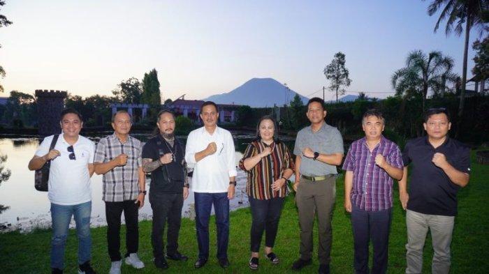 Dukungan terhadap calon Gubernur dan Wakil Gubernur Sulut Steven Kandouw - Letjen TNI (Purn) Alfred Denny Tuejeh (SK ADT) mengalir deras dekat hari pencoblosan pilkada 2024. Salah satunya Linneke Syeni Watulangkow (LSW).