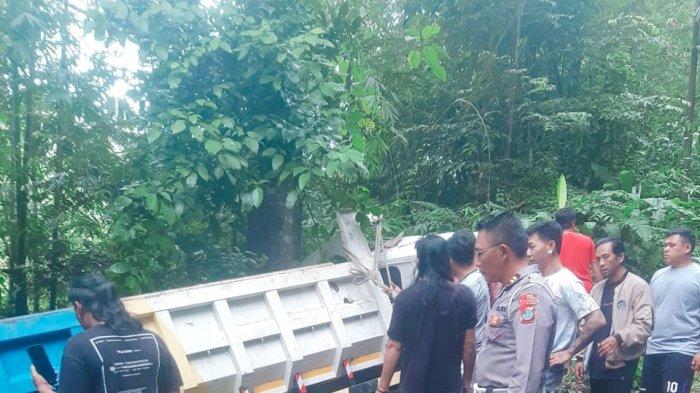 Dump truck kecelakaan tunggal di jalan antara Desa Tanggari, Minahasa, dan Desa Sawangan, Airmadidi, Minut, Sulawesi Utara, Sabtu (12/10/2024).