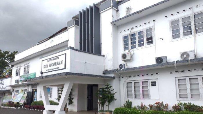 KANTOR WALI KOTA - Kanor Wali Kota Kotamobagu, Jalan Ahmad Yani, Kelurahan Gogagoman, Kecamatan Kotamobagu Barat, Kota Kotamobagu, Sulawesi Utara, Senin (3/3/2025).
