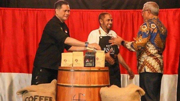 BERUBAH - Eks napi teroris Umar Patek (tengah) mengenalkan ‘Ramu Kopi 1966’ yang menjadi lini bisnisnya bersama Hedon Estate dalam peluncuran yang digelar pada Selasa (3/5/2025). Nasib Umar Patek berubah usai bertemu dengan seorang dokter setelah bebes dari penjara.