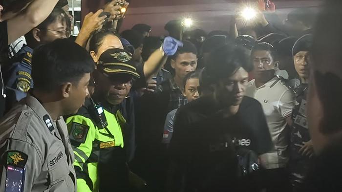 SAMBUT - Empat orang penumpang kapal KM Barcelona yang selamat dari kecelakaan kapal yang terjadi di Perairan Pulau Talise Minahasa Utara (Minut) tiba di Pelabuhan Manado, Minggu (20/7/2025) malam. Disambut Gubernur Sulawesi Utara (Sulut) Yulius Selvanus Komaling (YSK). (Rhendi Umar/Tribun Manado)