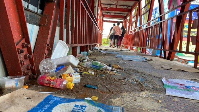 FASILITAS UMUM - Kondisi Jembatan penyeberangan orang (JPO) di Jalan Pierre Tendean, Kota Manado, Sulawesi Utara, Kamis (30/1/2035). Warga menyayangkan sampah berserakan dan bau tak sedap.