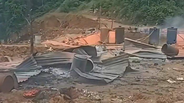 HANGUS - Tenda yang dibakar oleh warga Ratatotok, pasca ricuh di tambang emas ilegal di Kabupaten Minahasa Tenggara (Mitra), Senin 10 Maret 2025. Fakta-Fakta Kericuhan di Area Tambang Ratatotok, Satu Orang Meninggal, Fasilitas Dibakar Warga.