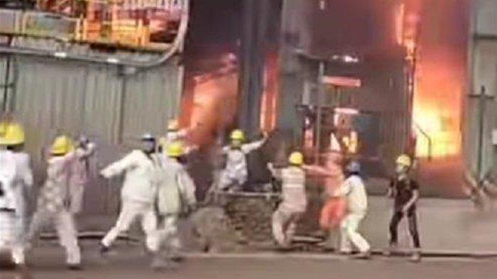 Pekerja nekat melompat dari ketinggian untuk menyelamatkan diri dari ledakan tungku Smelter PT Indonesia Tsingshan Stainless Steel (ITSS), Kabupaten Morowali, Sulawesi Tengah, Minggu (24/12/2023); Fakta-fakta Kebakaran Pabrik Nikel PT ITSS di Morowali, 13 Orang Tewas, Puluhan Luka-luka