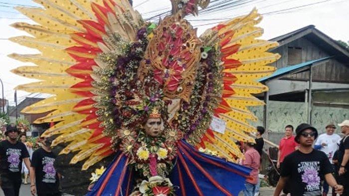 Fashion Carnival menjadi salah satu daya tarik dalam Turnament Of Flower (TOF) Tomohon Internasional Flower Festival (TIFF) 2023.