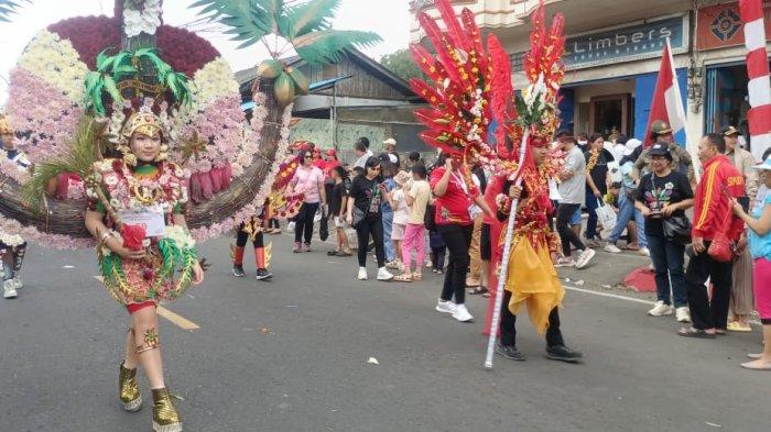 Fashion Carnival menjadi salah satu daya tarik dalam Turnament Of Flower (TOF) Tomohon Internasional Flower Festival (TIFF) 2023.