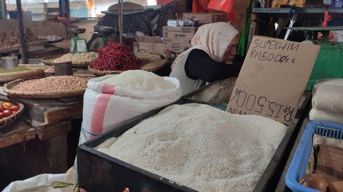 Pedagang beras di Pasar Karombasan, Manado, Sulawesi Utara, Kamis (2/10/2023).