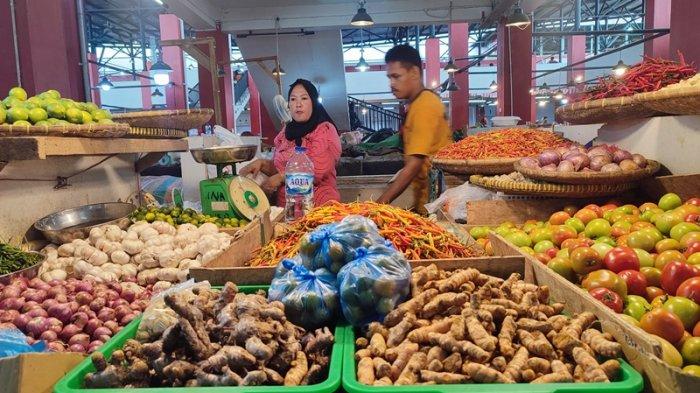 Pedagang bahan pokok di Pasar Bersehati, Manado, Sulawesi Utara, Sabtu (26/8/2023).