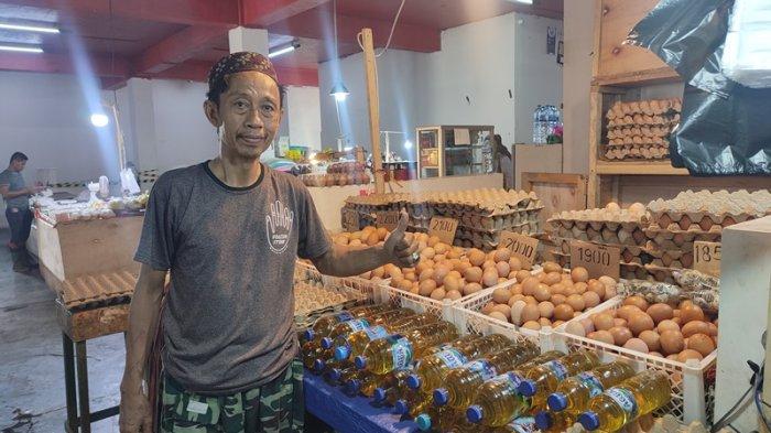Pedagang telur ayam di Pasar Bersehati, Manado, Sulawesi Utara, Sabtu (14/10/2023).