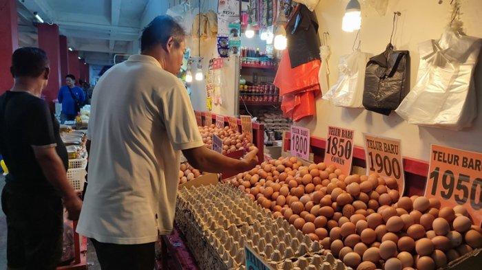 Pedagang telur di Pasar Bersehati, Manado, Sulawesi Utara, Sabtu (16/9/2023).