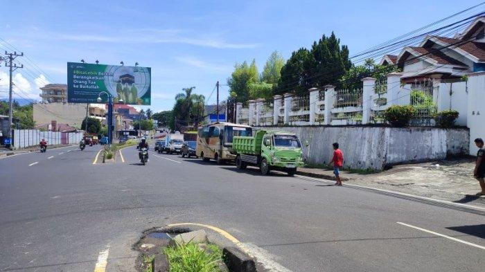 Antrean panjang di Stasiun Pengisian Bahan Bakar Umum (SPBU) di Kairagi Dua, Kecamatan Mapanget, Kota Manado, Sulawesi Utara, Rabu (5/6/2024).