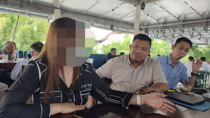Korban rudapaksa dua pengacara, L, bersama pengacaranya saat diwawancarai wartawan di Manado, Sulawesi Utara, Selasa (6/8/2024).