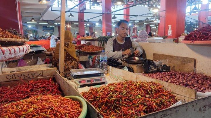 Fikri, salah satu pedagang bahan pokok di Pasar Bersehati, Manado, Sulawesi Utara, Senin (7/8/2023).