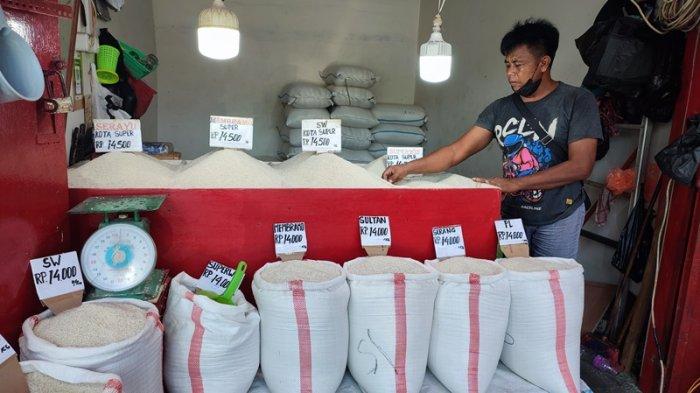 Komang, salah satu pedagang beras di Pasar Bersehati, Manado, Sulawesi Utara, Selasa (26/9/2023).