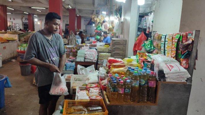 Lapak sembako di Pasar Bersehati, Manado, Sulawesi Utara, Kamis (16/5/2024).